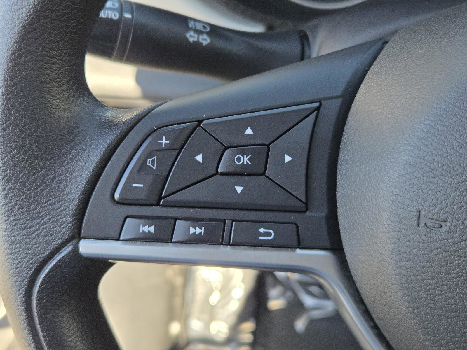 Used 2022 Nissan Versa SV FWD image 18