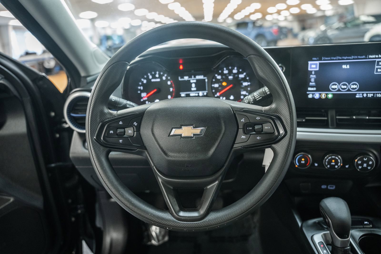 Used 2024 Chevrolet Trax LS w/ LS Convenience Package FWD image 25