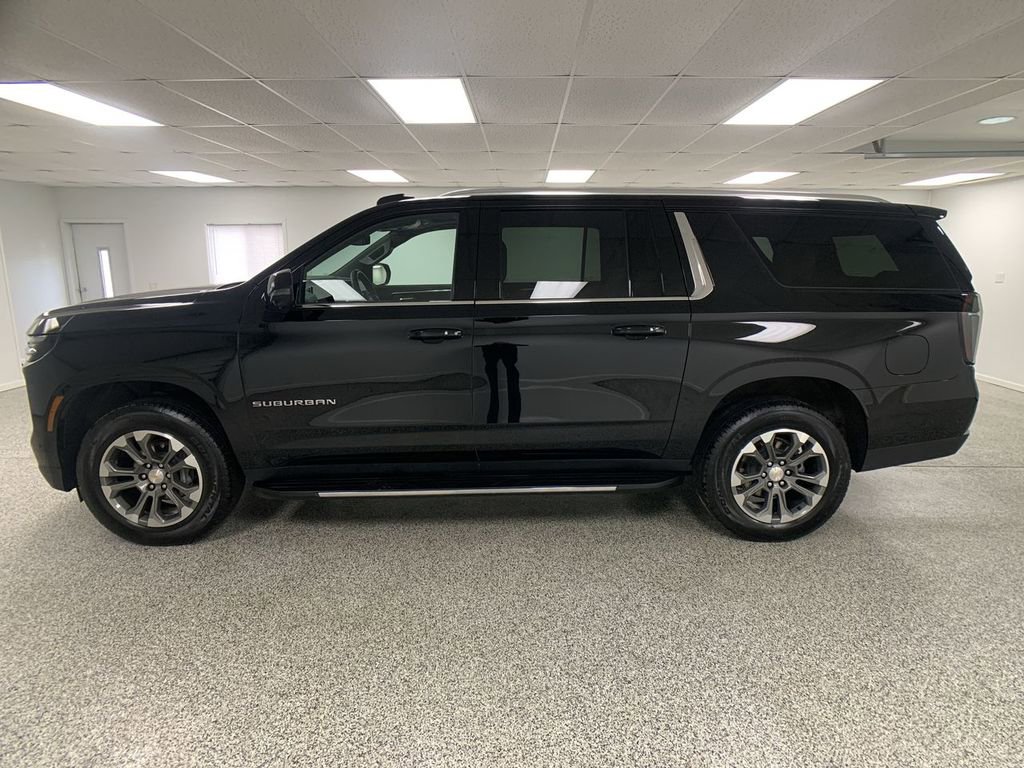 Used 2025 Chevrolet Suburban LT w/ Comfort Package AWD/4WD image 5