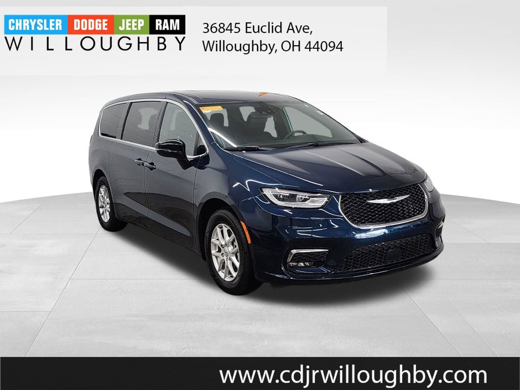 Used 2025 Chrysler Pacifica Select FWD image 3