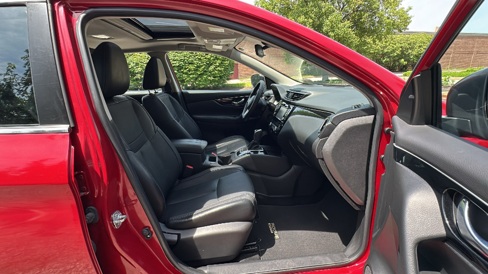 Certified 2018 Nissan Rogue Sport SL w/ SL Premium Package AWD/4WD image 25