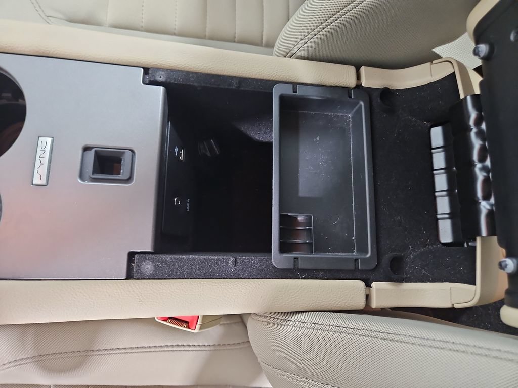 Used 2018 Ford Taurus SE FWD image 25