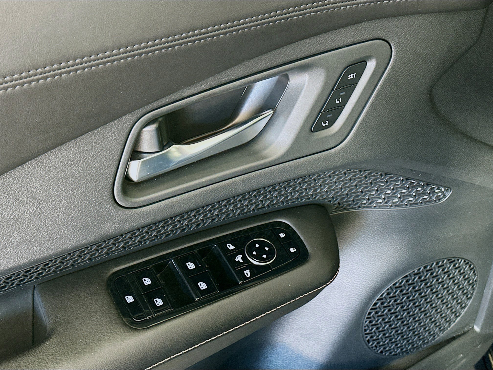 Used 2023 Nissan Ariya AWD image 15