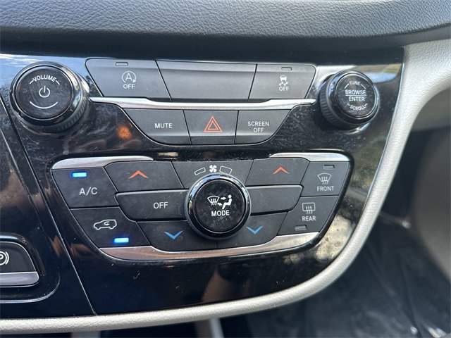 Used 2021 Chrysler Voyager L image 17