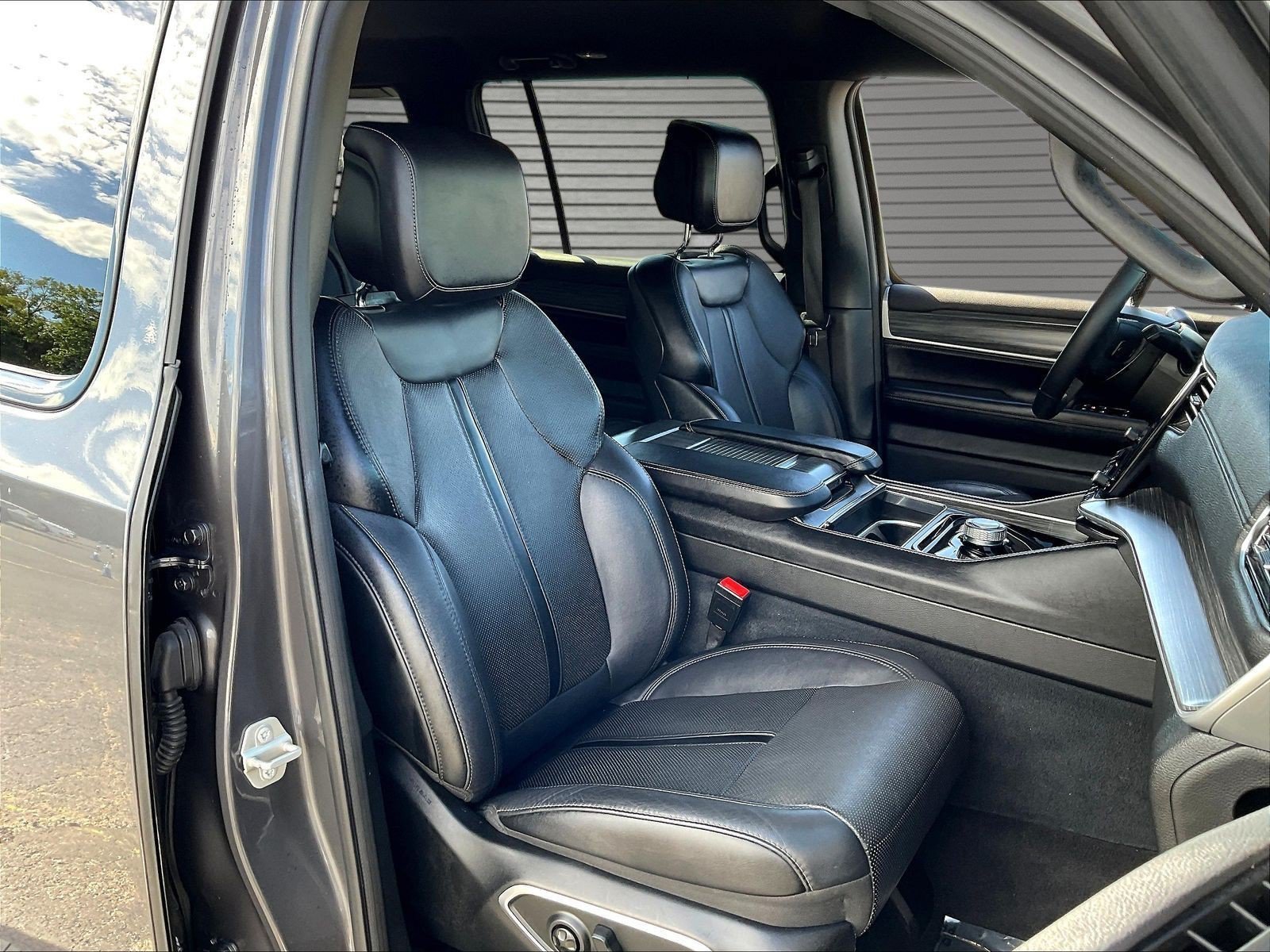 Used 2024 Jeep Wagoneer Series II w/ Flexible Seating Group RWD image 25