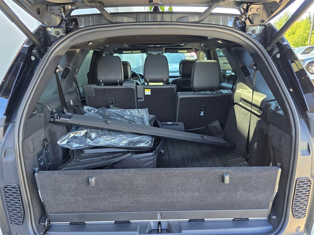 New 2025 Land Rover Discovery S image 30