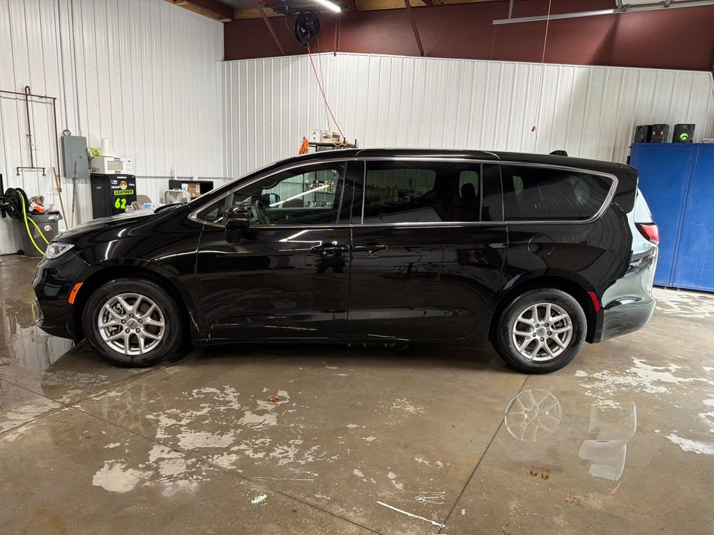Used 2025 Chrysler Pacifica Select image 6