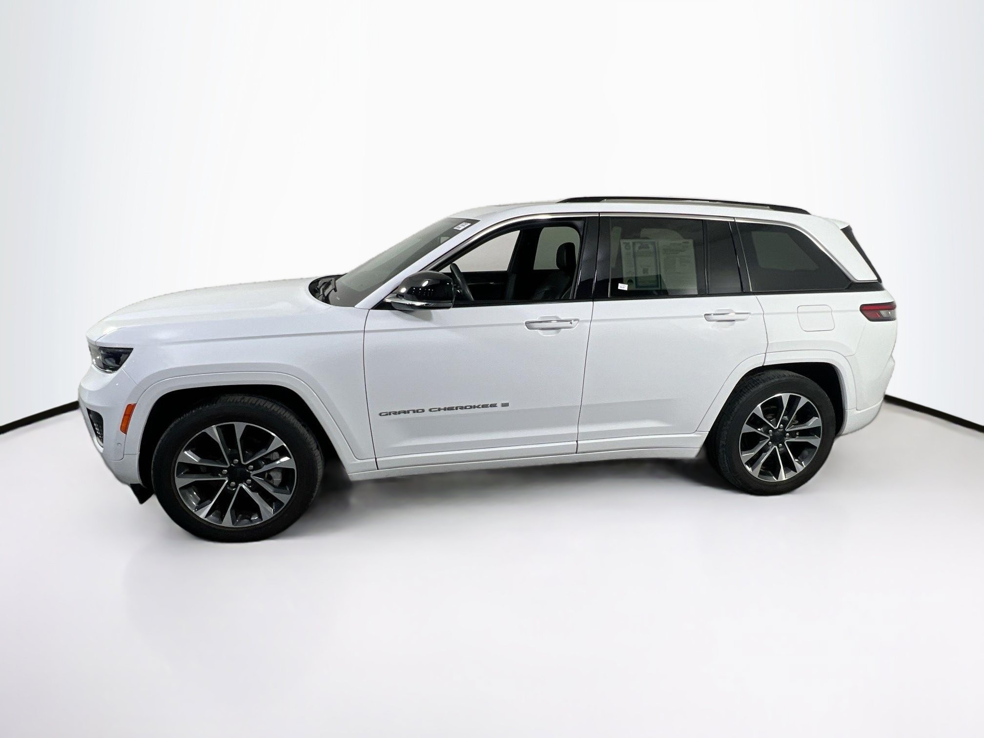 Used 2023 Jeep Grand Cherokee Overland AWD/4WD image 8