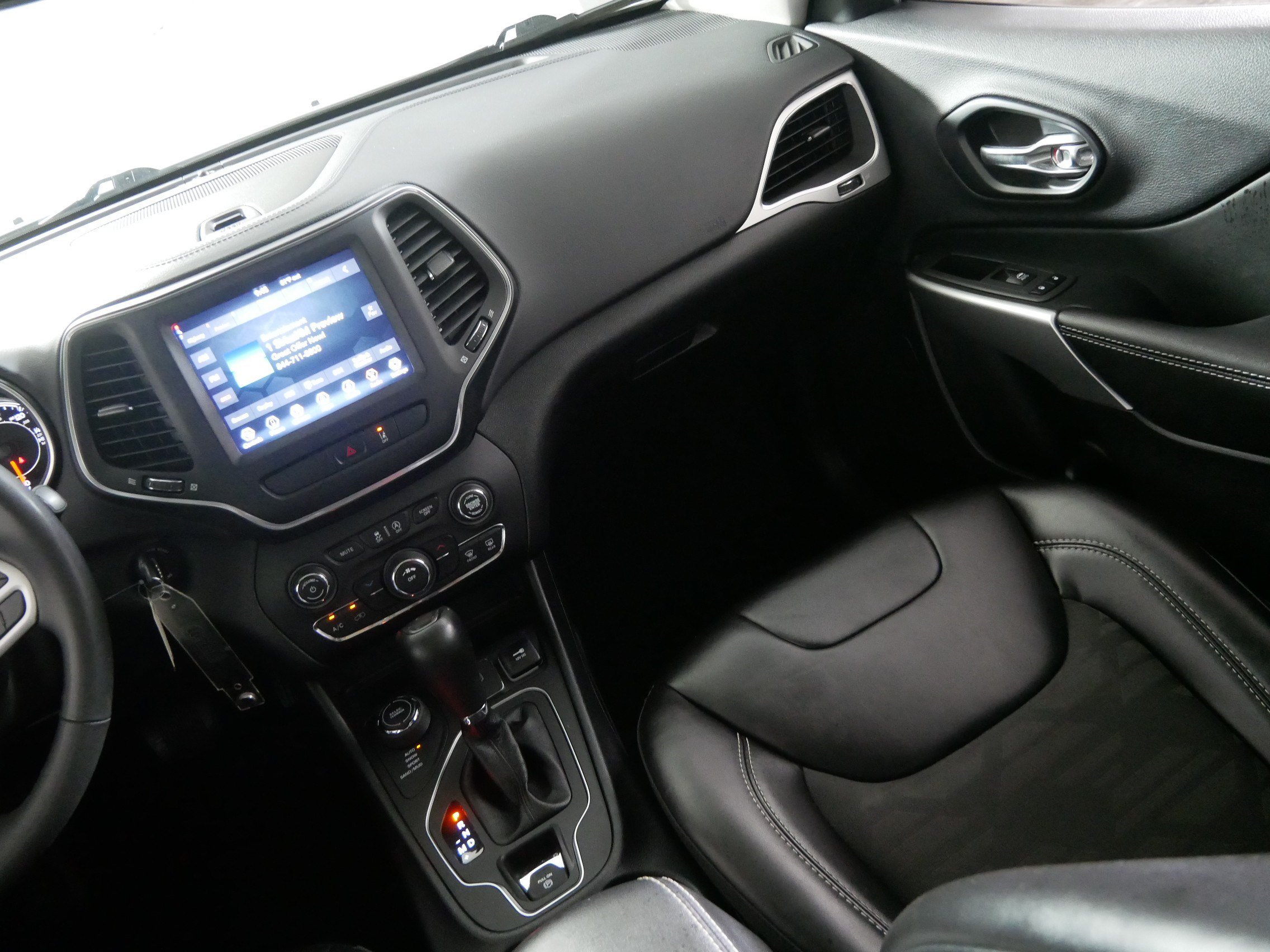 Used 2022 Jeep Cherokee Latitude w/ Sun & Sound Group AWD/4WD image 11