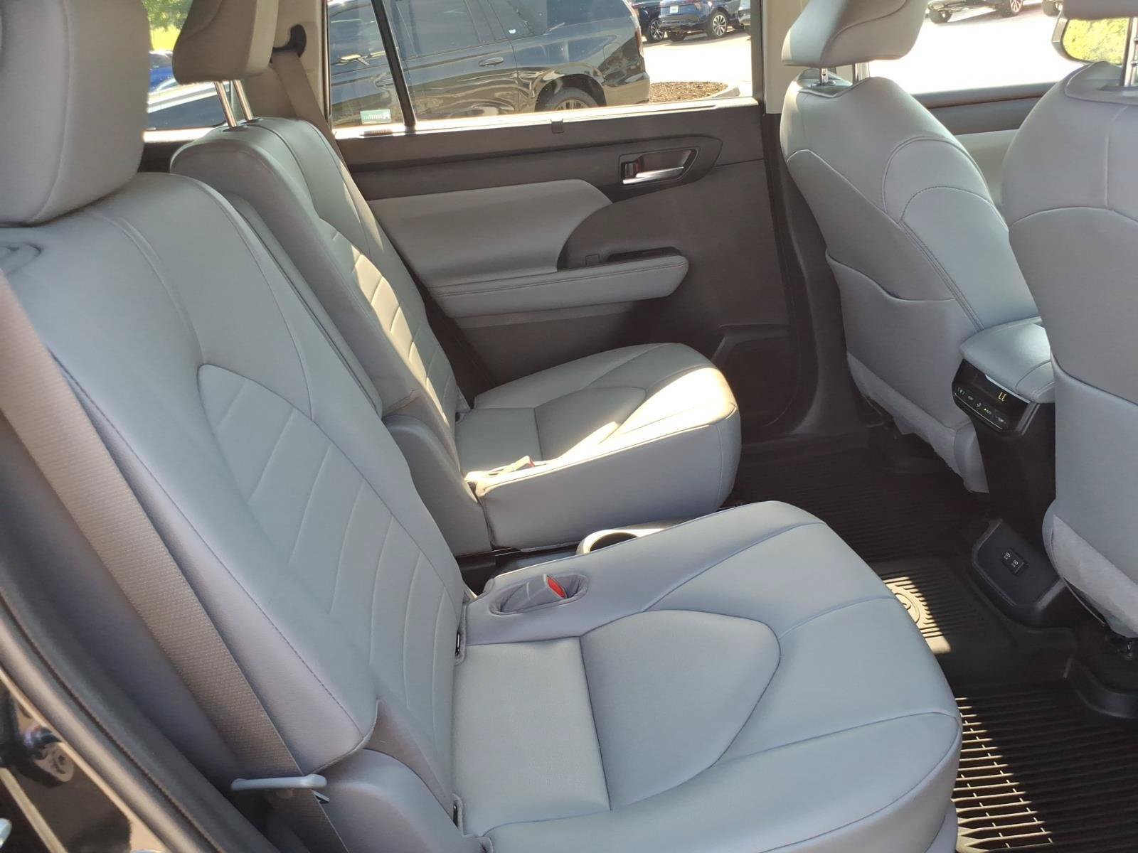 Used 2020 Toyota Highlander XLE AWD/4WD image 26