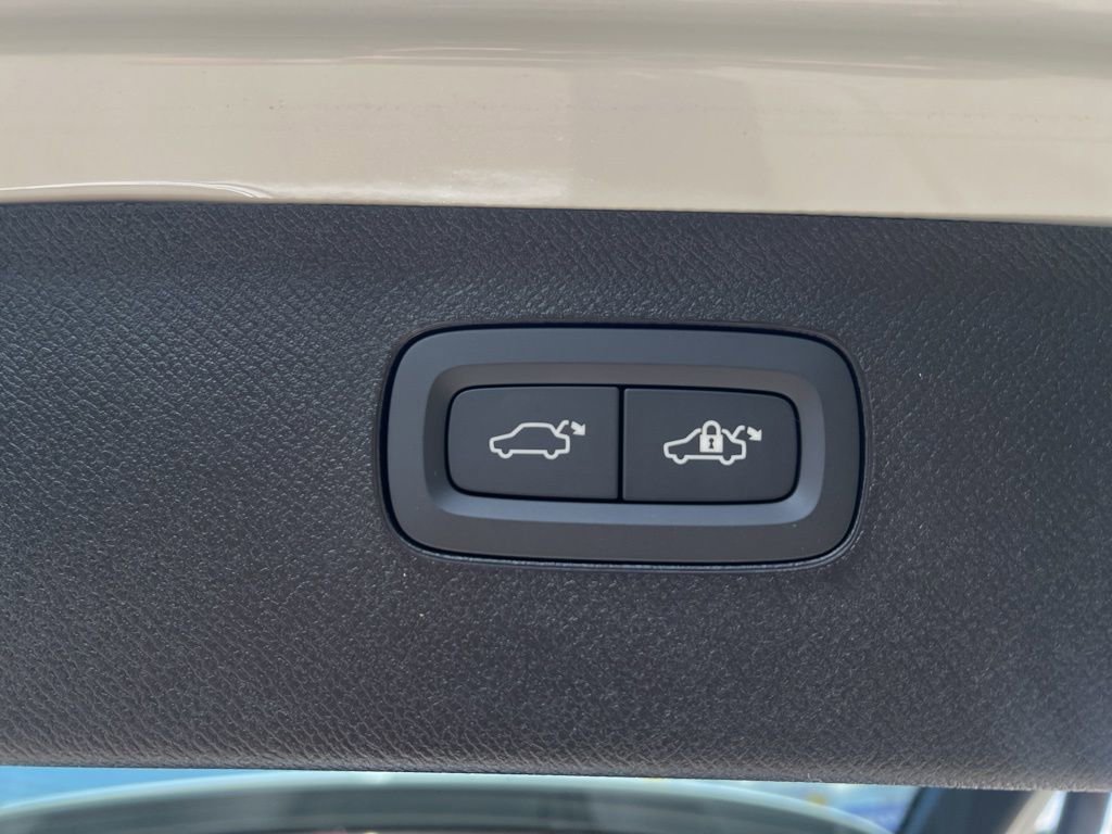 New 2026 Volvo XC90 B6 Plus w/ Protection Package Premier image 34