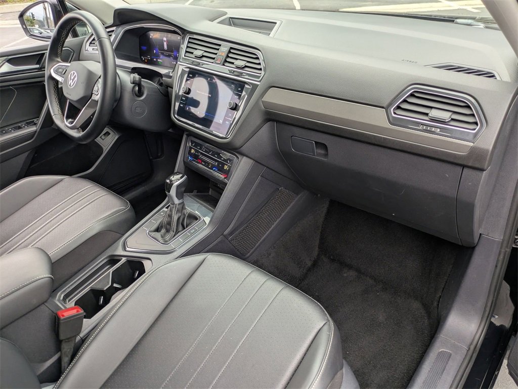 Used 2024 Volkswagen Tiguan SE image 30