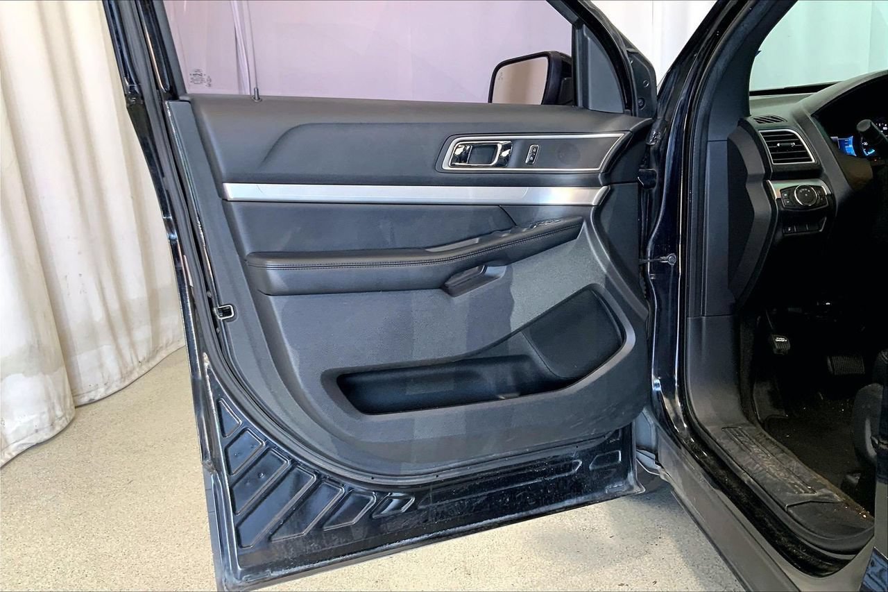 Used 2017 Ford Explorer XLT w/ Equipment Group 202A FWD image 21