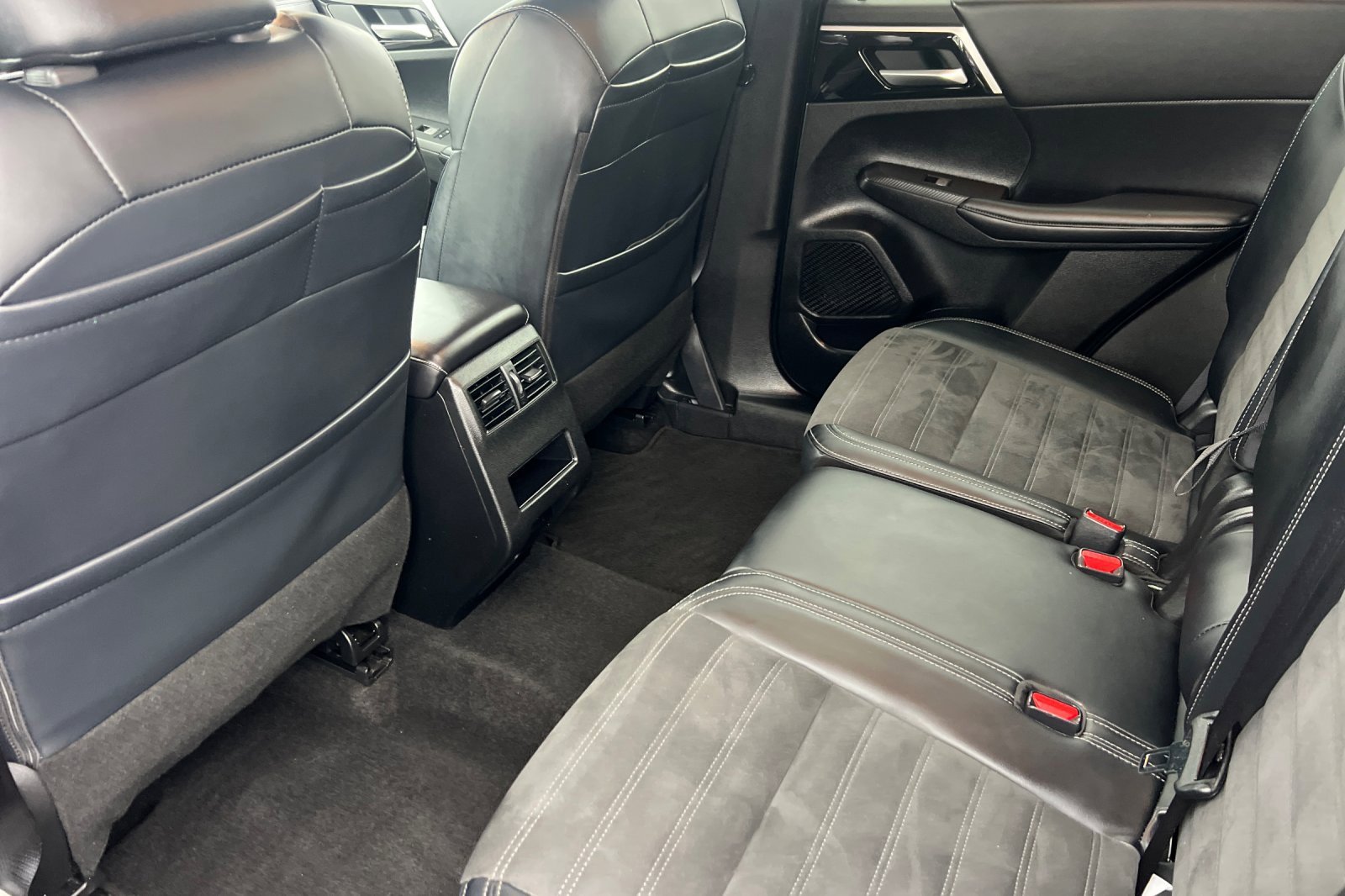 Used 2024 Mitsubishi Outlander SE image 12