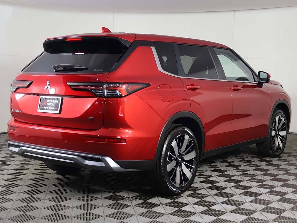 New 2025 Mitsubishi Outlander SE image 12