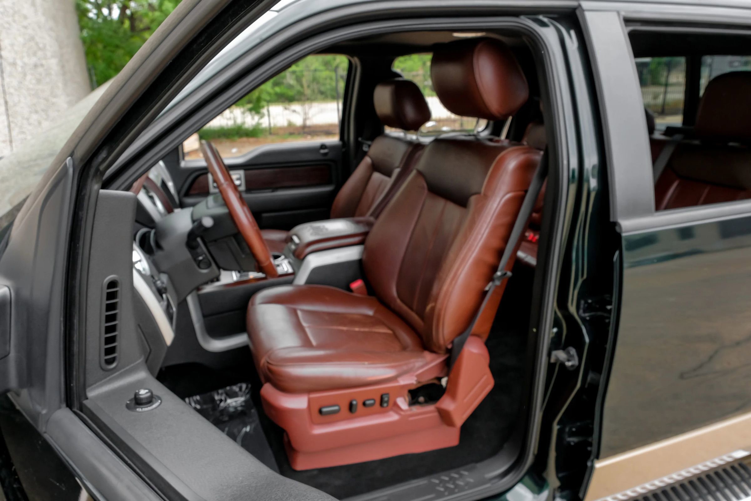 Used 2014 Ford F150 King Ranch w/ King Ranch Luxury Package AWD/4WD image 28
