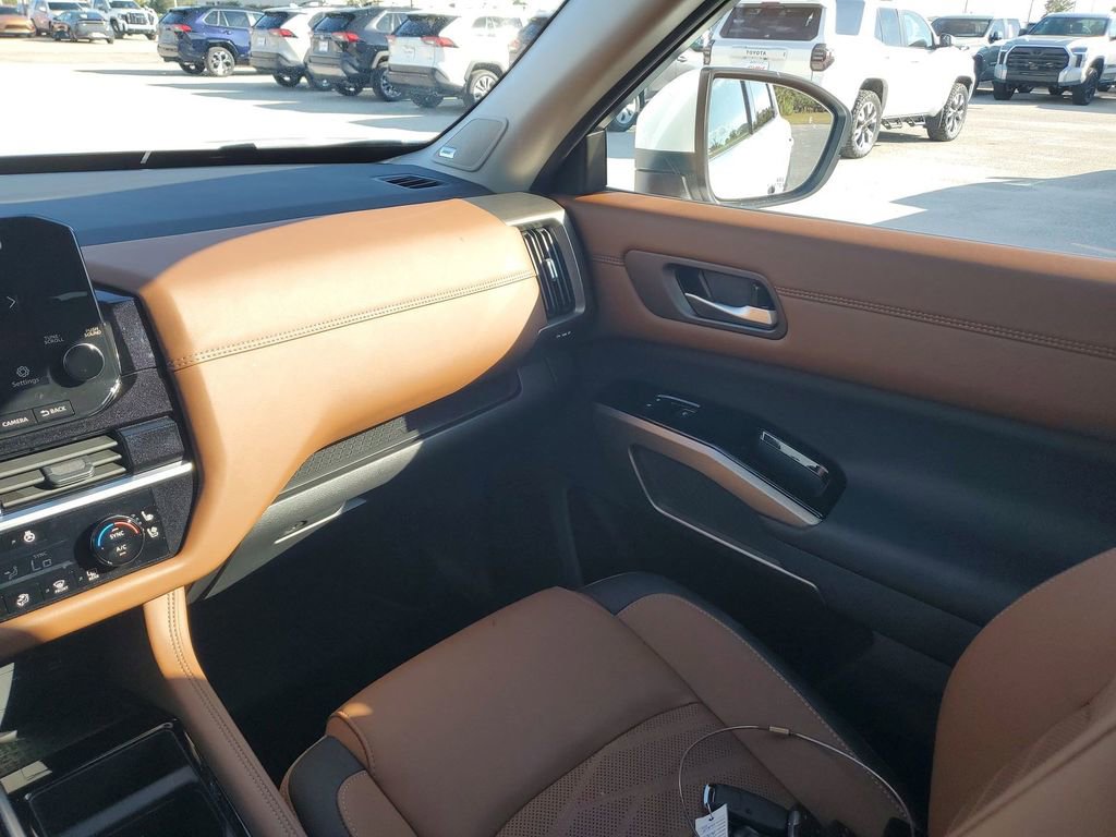 Used 2025 Nissan Pathfinder Platinum image 11