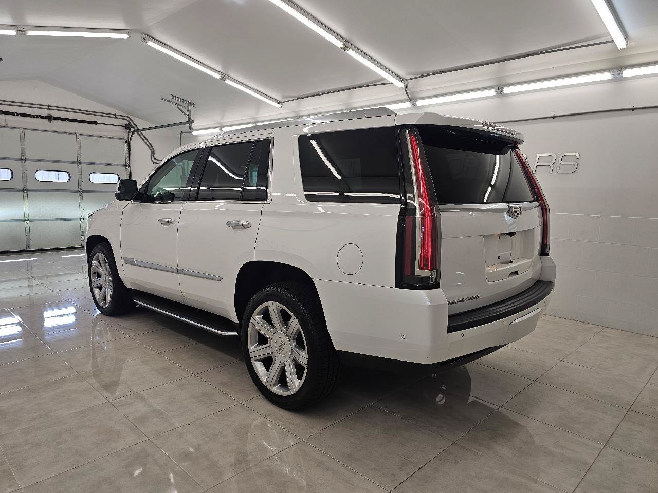 Used 2020 Cadillac Escalade Luxury AWD/4WD image 5