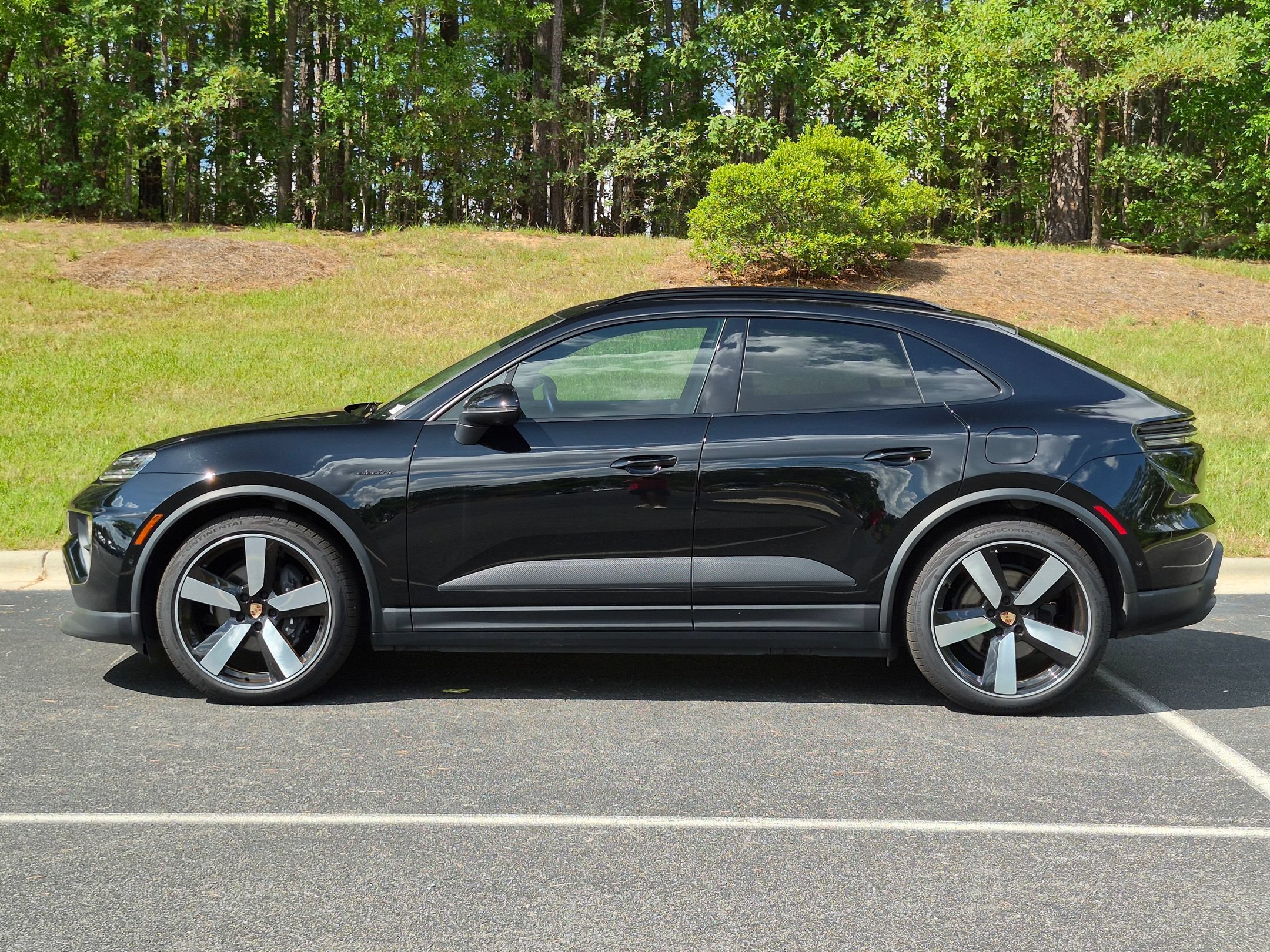 Certified 2025 Porsche Macan 4 Electric AWD/4WD image 2