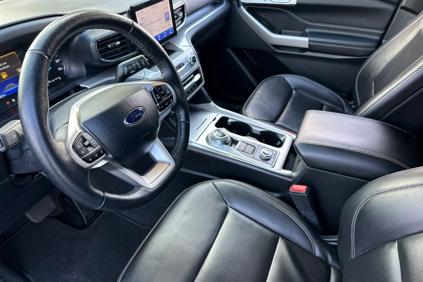 Used 2022 Ford Explorer XLT w/ Equipment Group 202A image 9