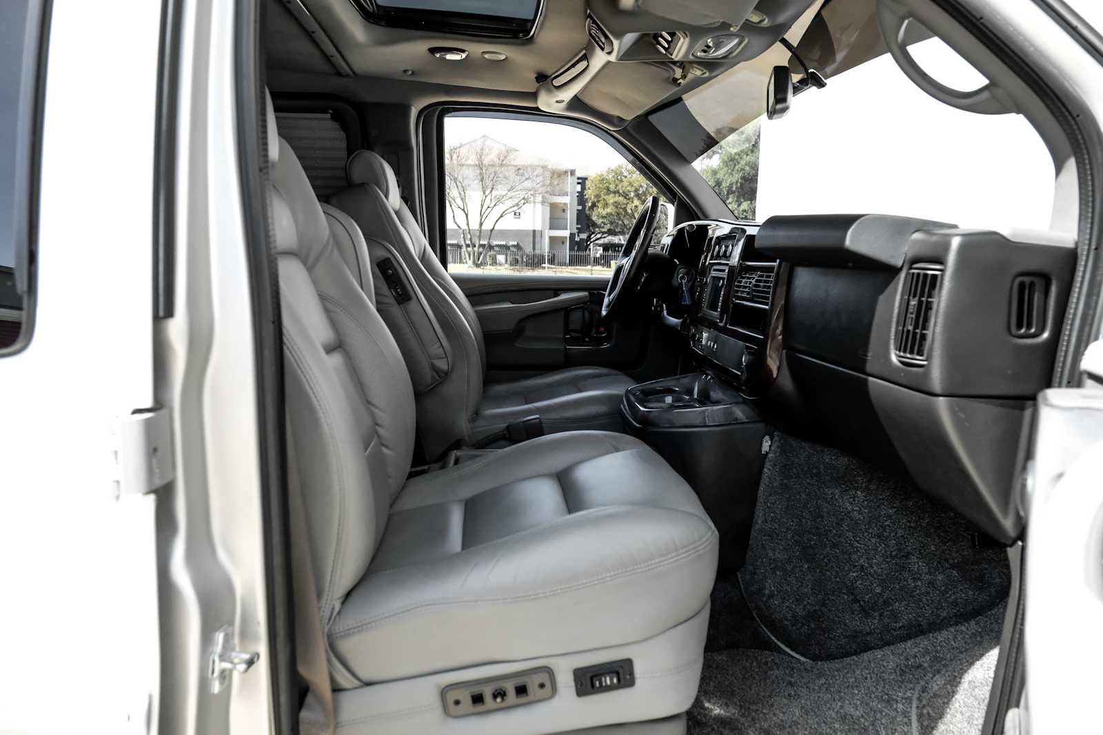 Used 2011 Chevrolet Express 1500 image 34