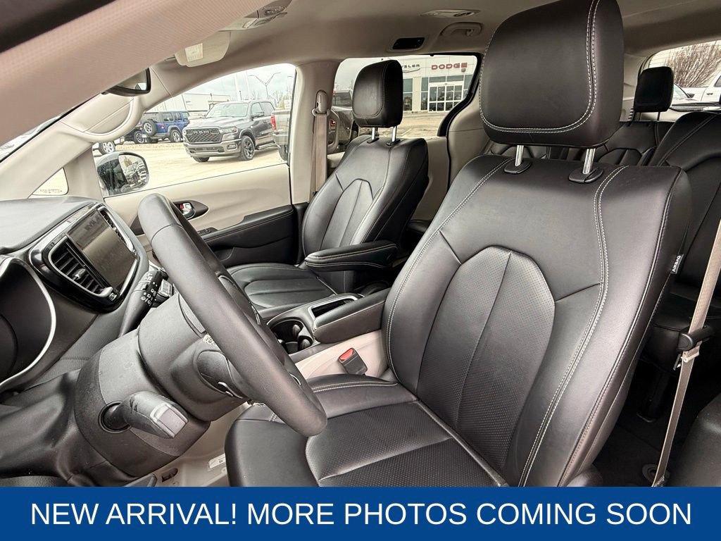 Used 2024 Chrysler Pacifica Touring-L image 11