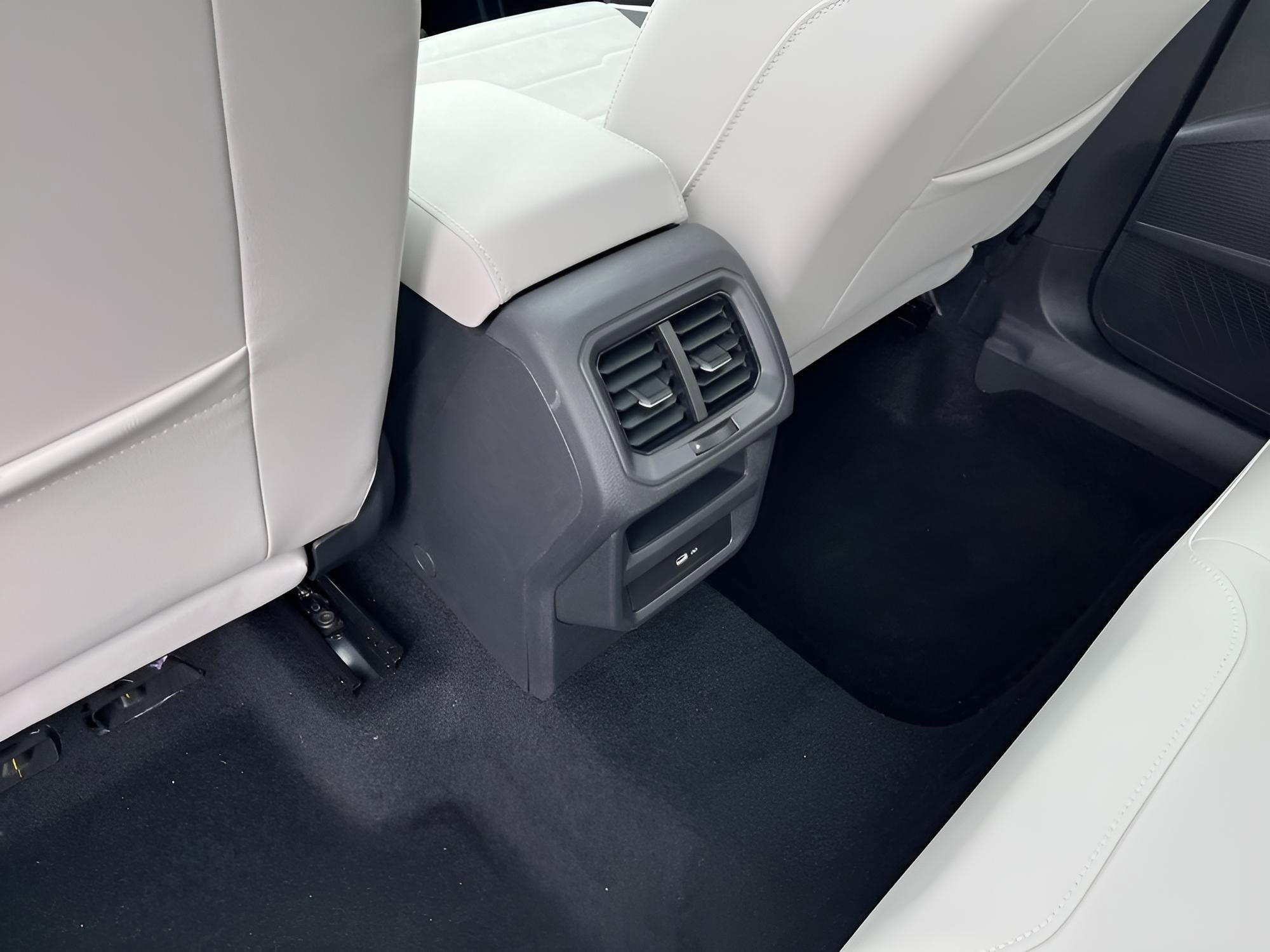 New 2025 Volkswagen Taos SE image 28