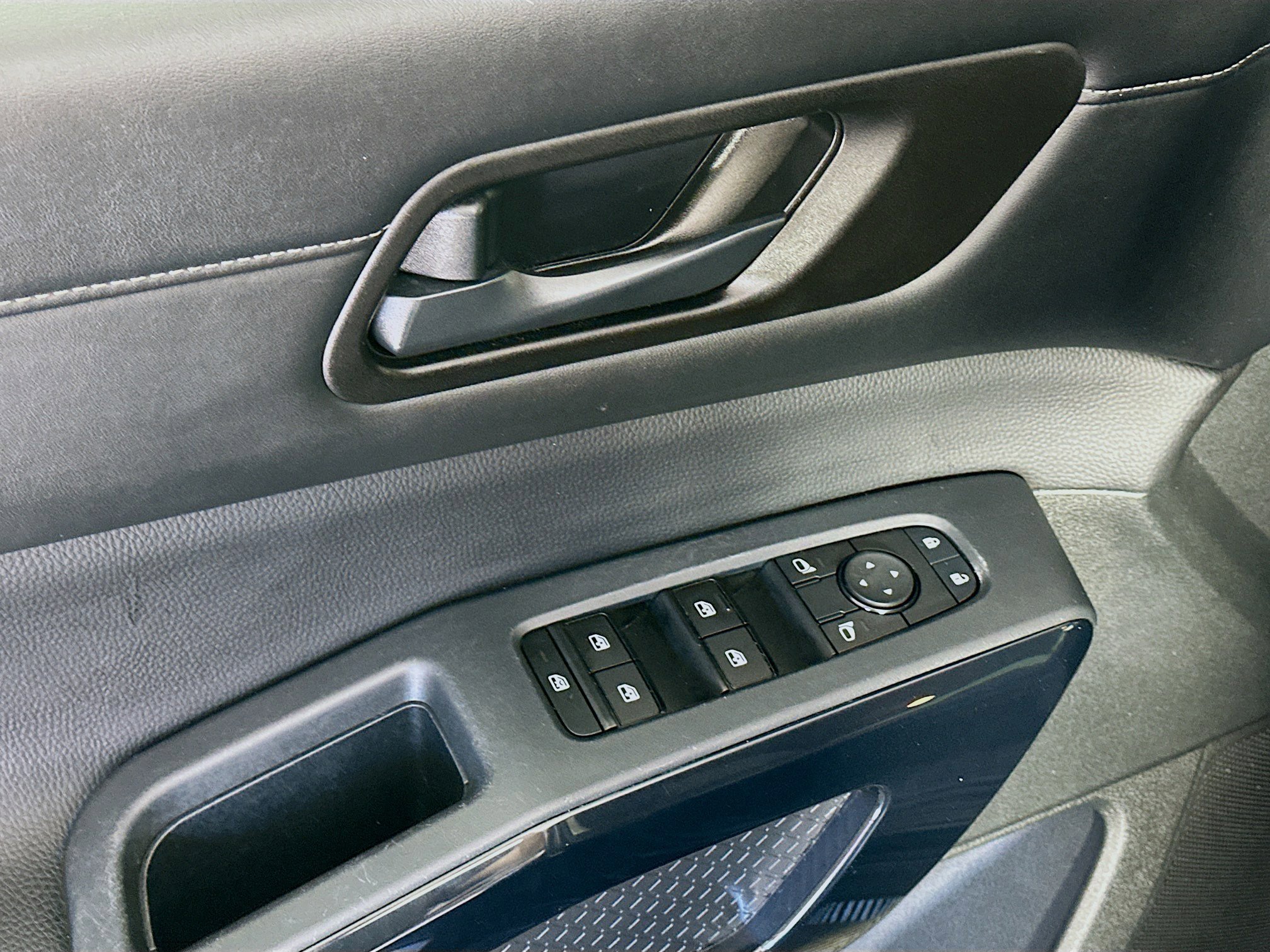 Used 2024 Nissan Pathfinder SV image 15