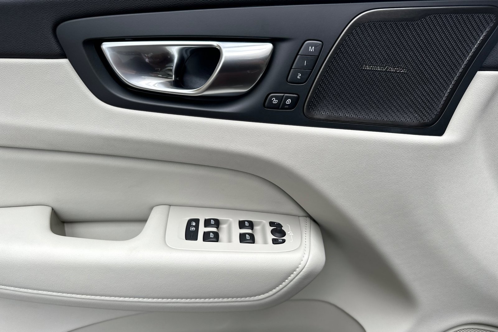New 2026 Volvo XC60 B5 Ultra w/ Protection Package Premier image 14