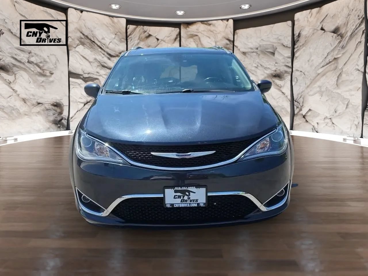 Used 2020 Chrysler Pacifica Touring-L FWD image 2