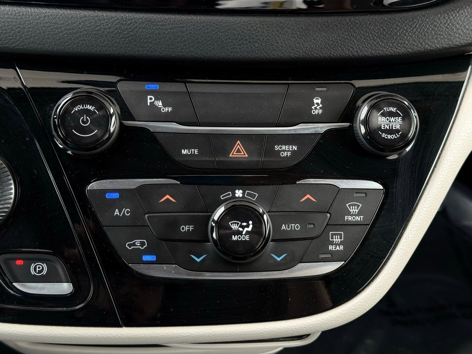 Used 2018 Chrysler Pacifica Touring Plus image 46