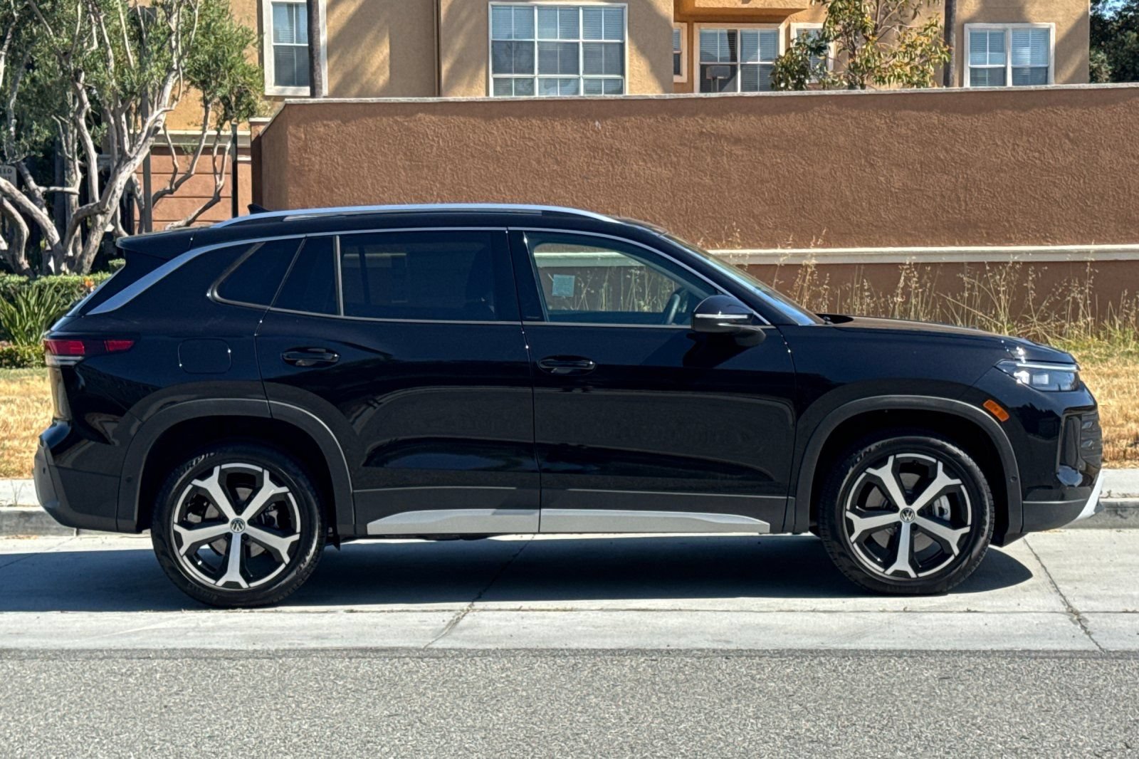 New 2025 Volkswagen Tiguan SE AWD/4WD image 3
