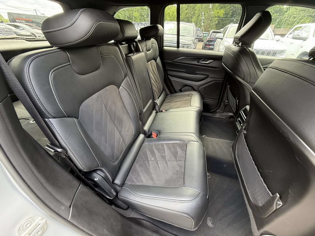 Used 2023 Jeep Grand Cherokee Altitude AWD/4WD image 10