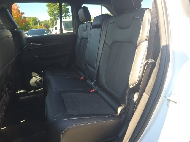 New 2025 Jeep Grand Cherokee Altitude image 25