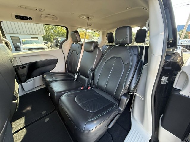 Certified 2021 Chrysler Pacifica Touring-L image 16