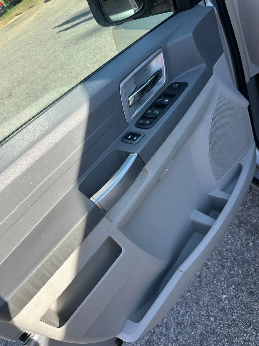 Used 2008 Chrysler Town & Country Touring FWD image 9