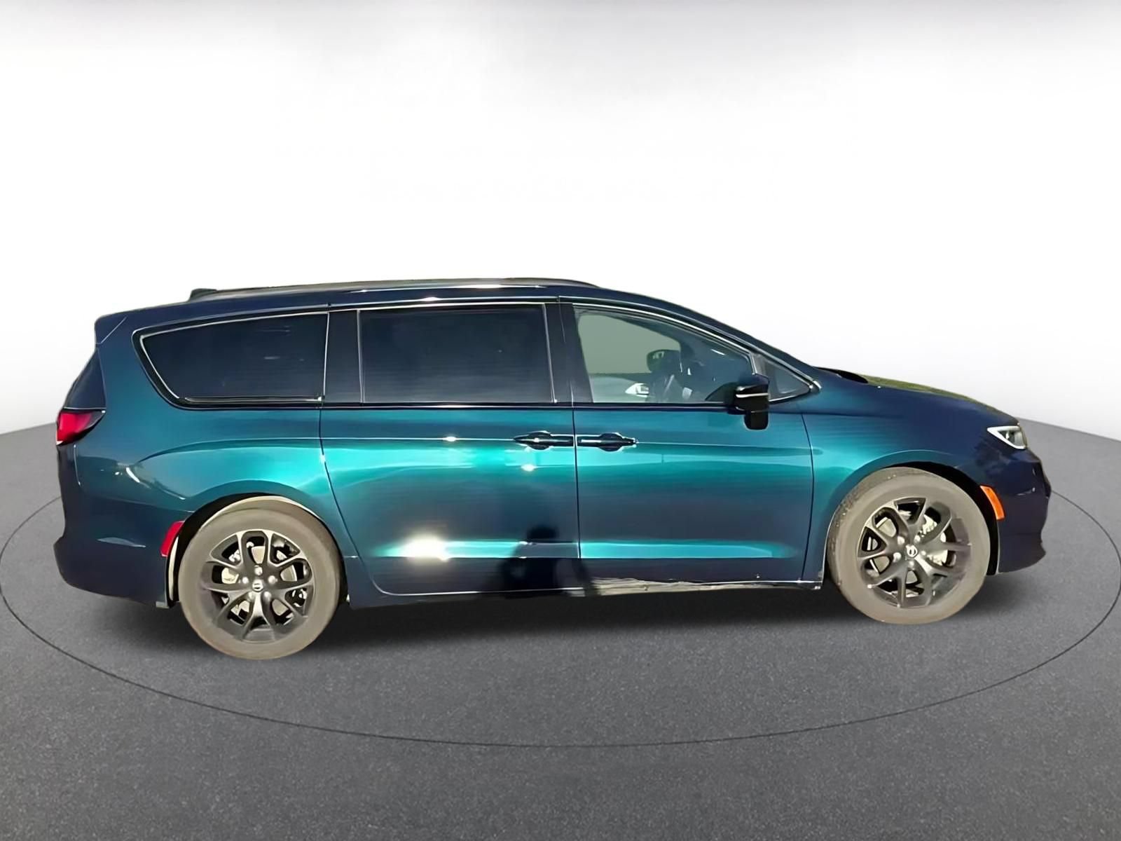 Used 2025 Chrysler Pacifica Limited FWD image 15