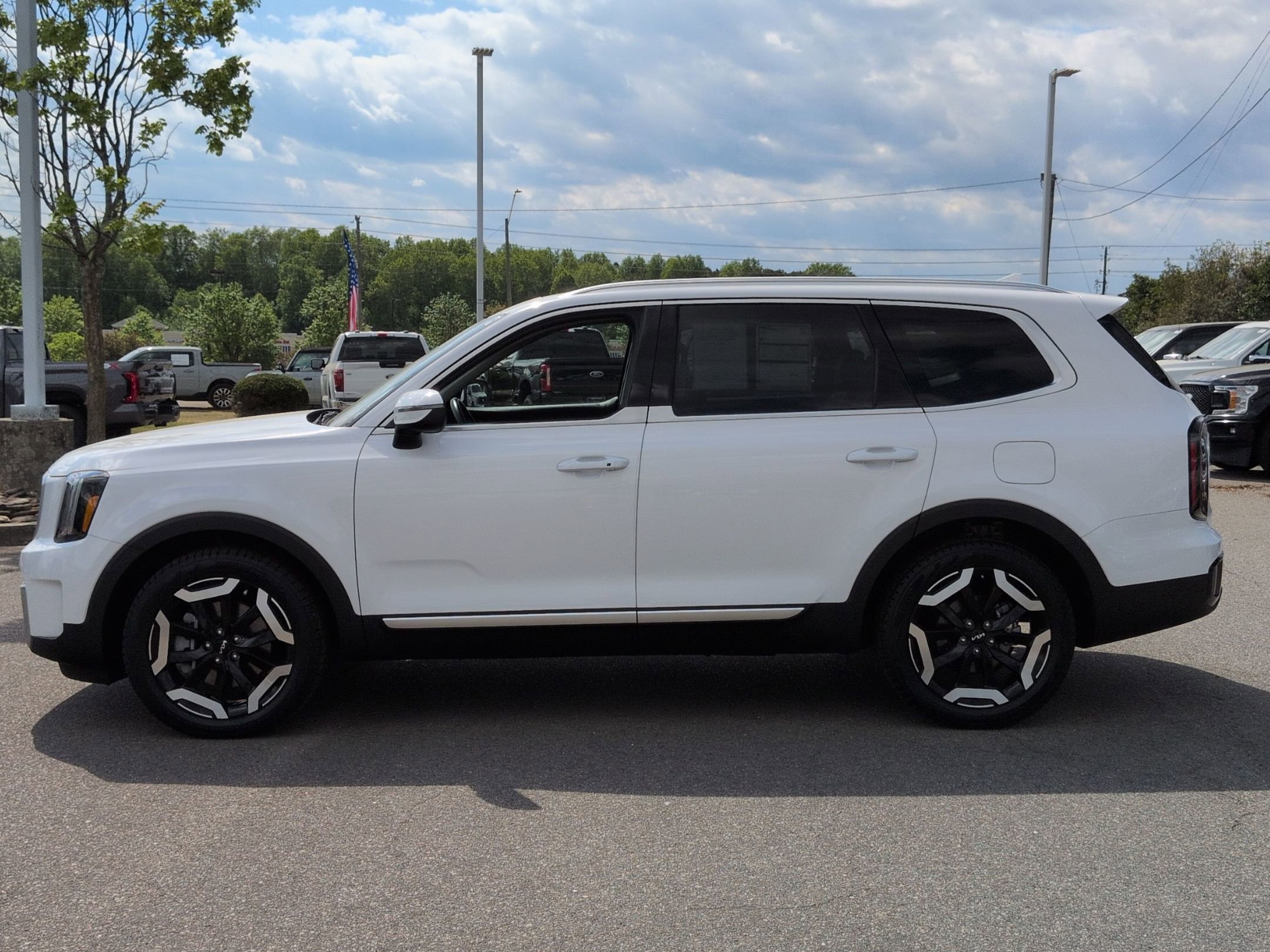 Used 2024 Kia Telluride EX w/ EX Captain's Chair Package FWD image 7