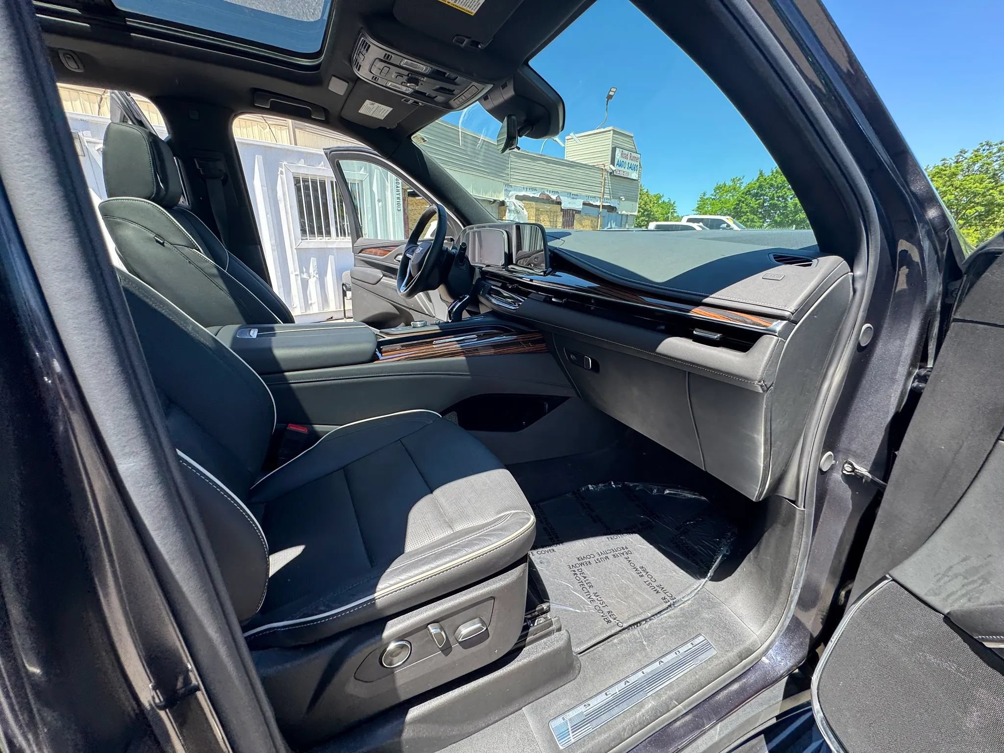 Used 2024 Cadillac Escalade Premium Luxury AWD/4WD image 22