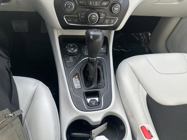 Used 2020 Jeep Cherokee Latitude Plus w/ Cold Weather Group AWD/4WD image 29