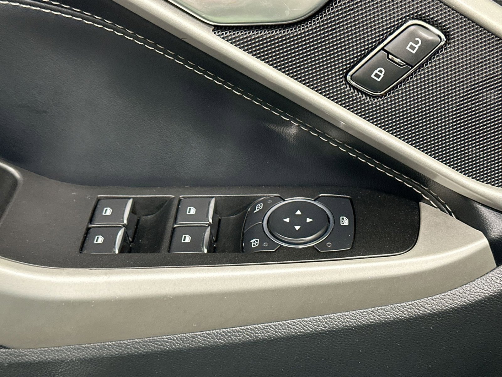 Used 2022 Ford Explorer XLT image 16