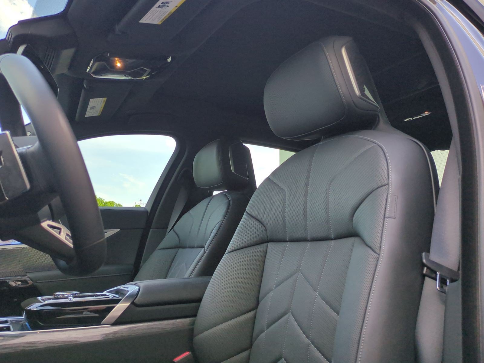 Certified 2025 BMW 760i xDrive w/ Luxury Rear Seating Package AWD/4WD image 15