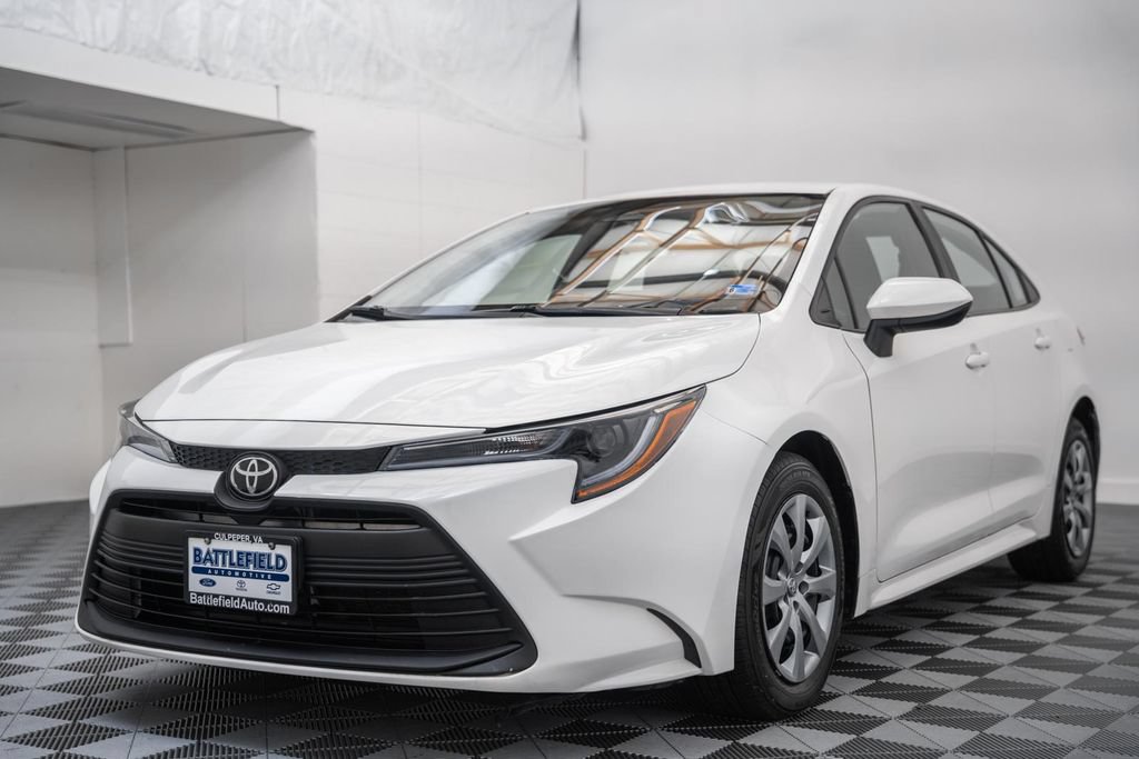 Used 2023 Toyota Corolla LE FWD image 3