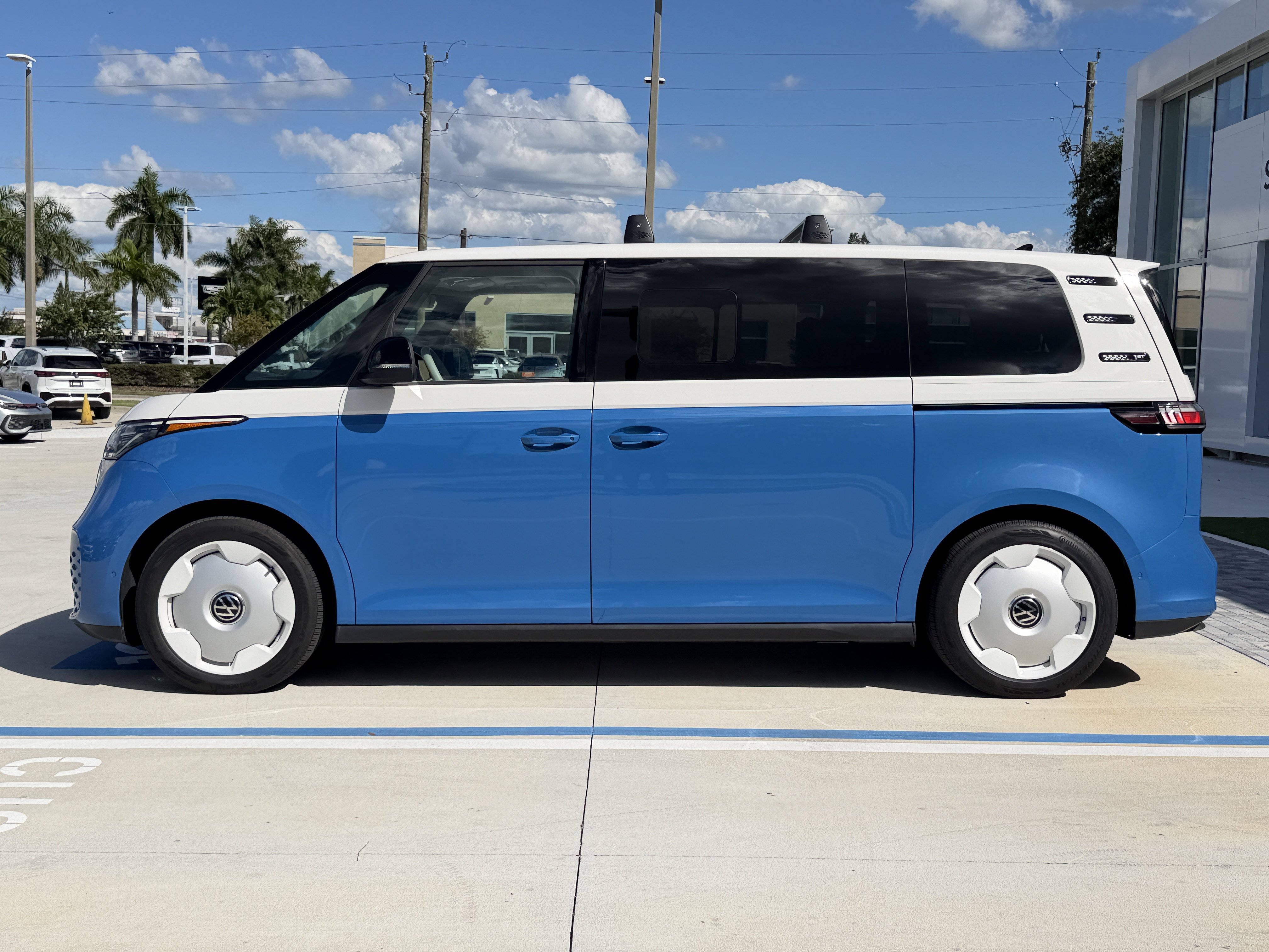 Used 2025 Volkswagen ID. Buzz 1st Edition RWD image 4