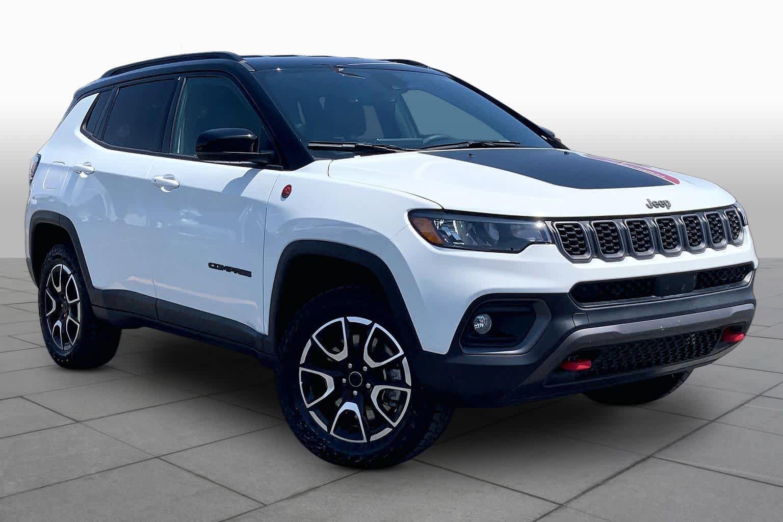 Used 2025 Jeep Compass Trailhawk AWD/4WD image 3