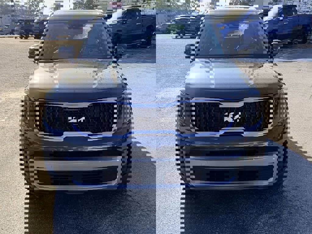 Used 2024 Kia Telluride EX w/ EX Captain's Chair Package image 3