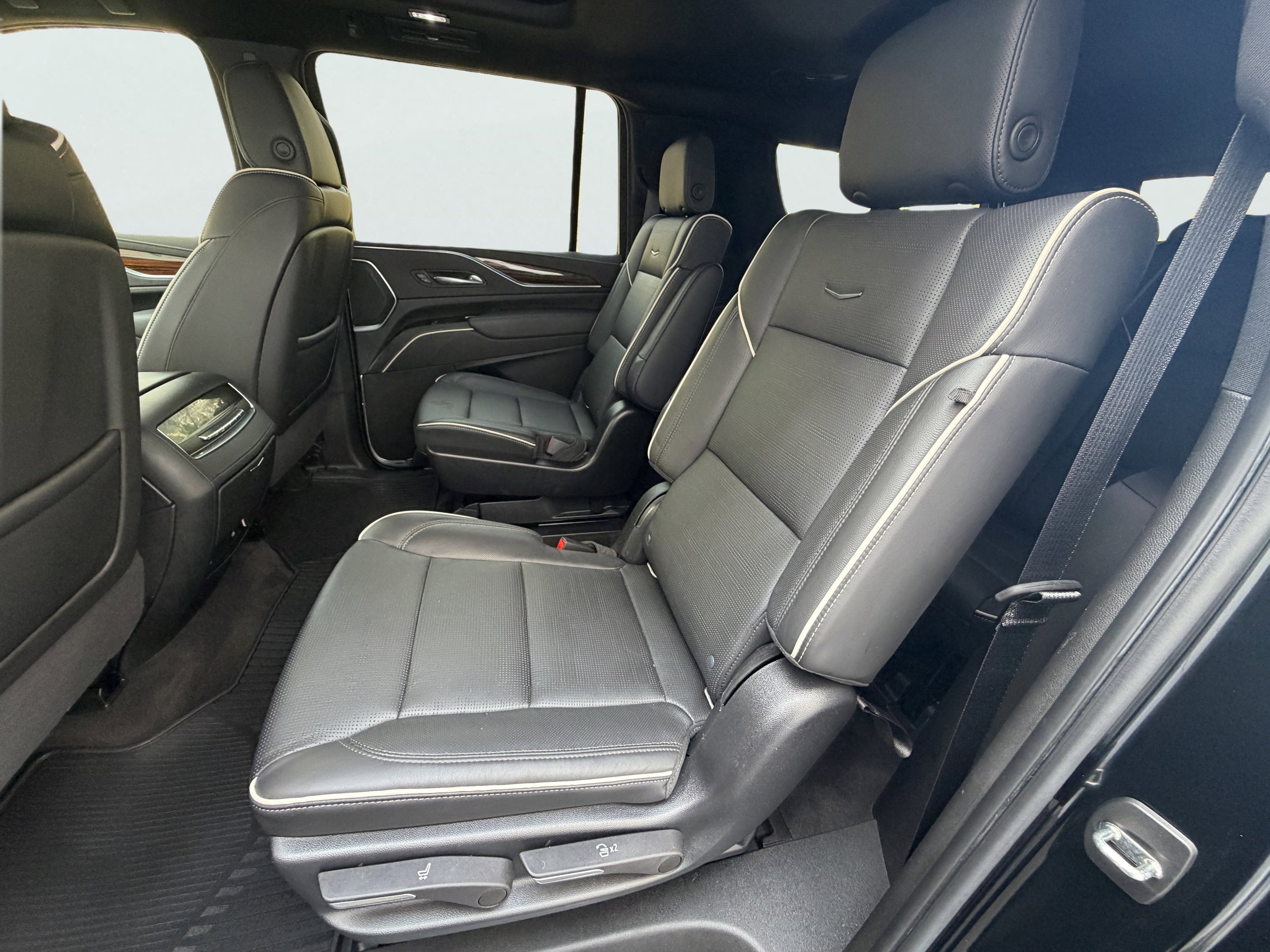 Used 2022 Cadillac Escalade ESV Premium Luxury w/ Performance Package AWD/4WD image 14