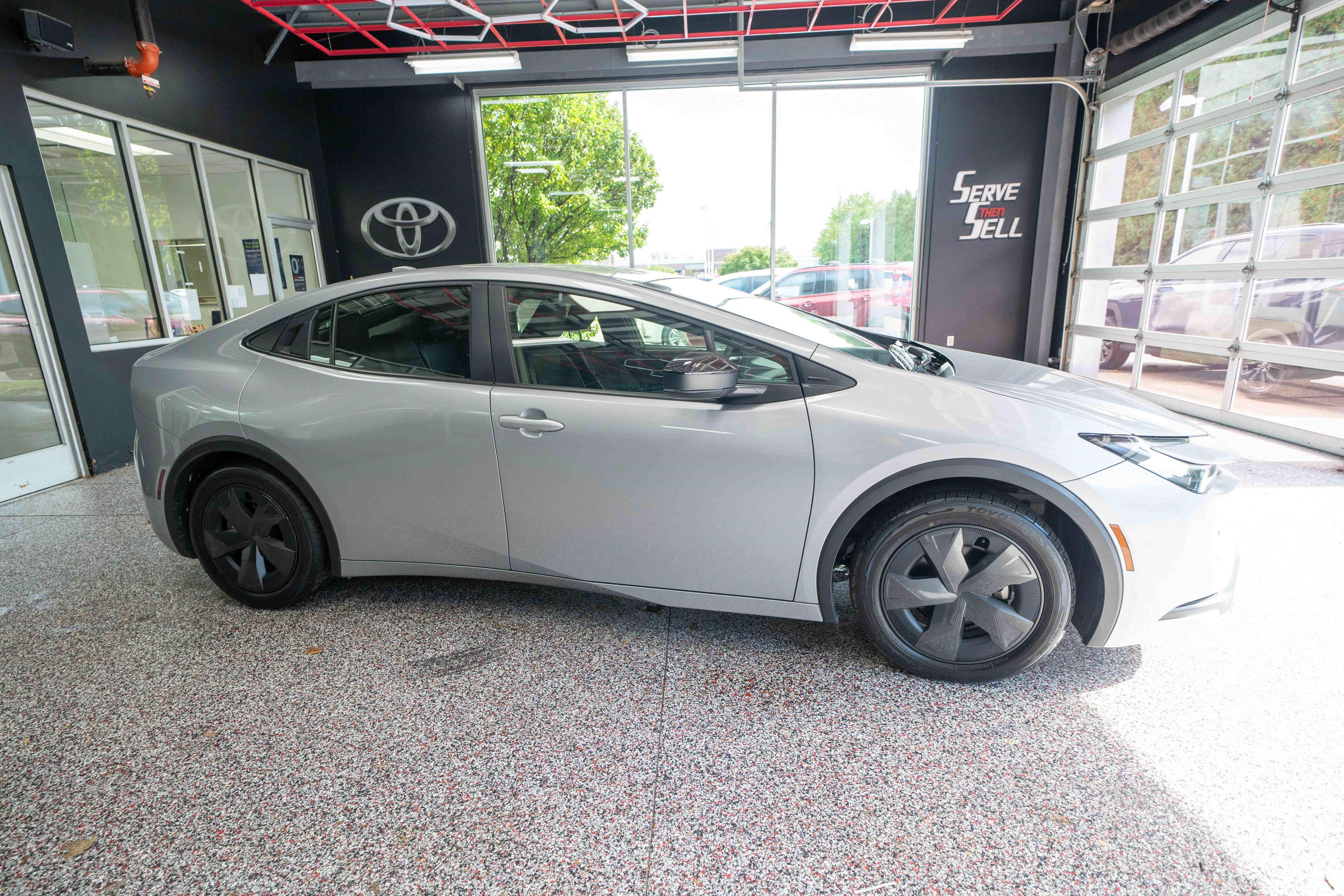 Used 2025 Toyota Prius LE FWD image 5