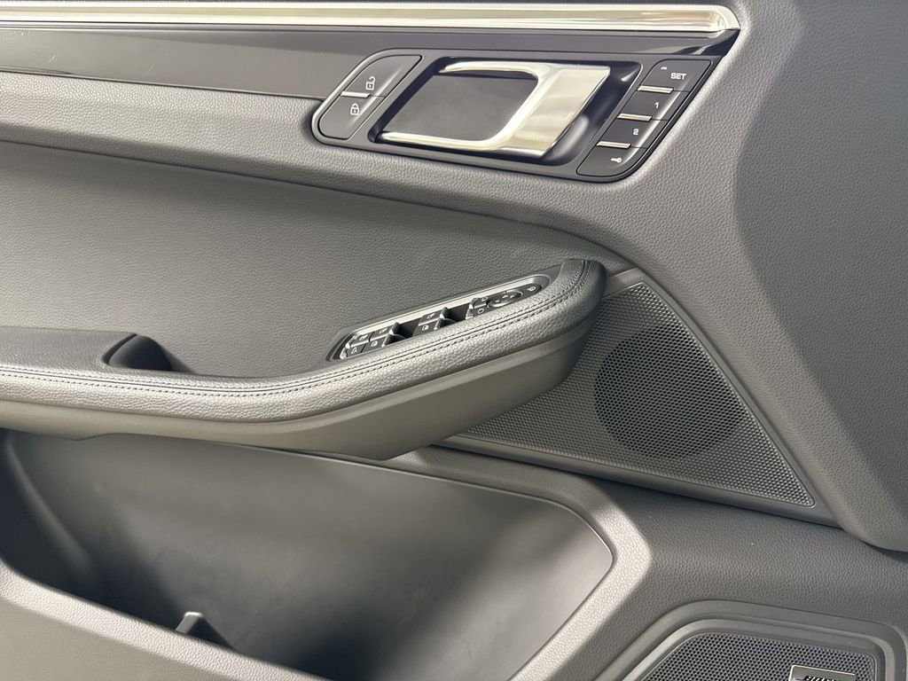 Certified 2025 Porsche Macan image 33