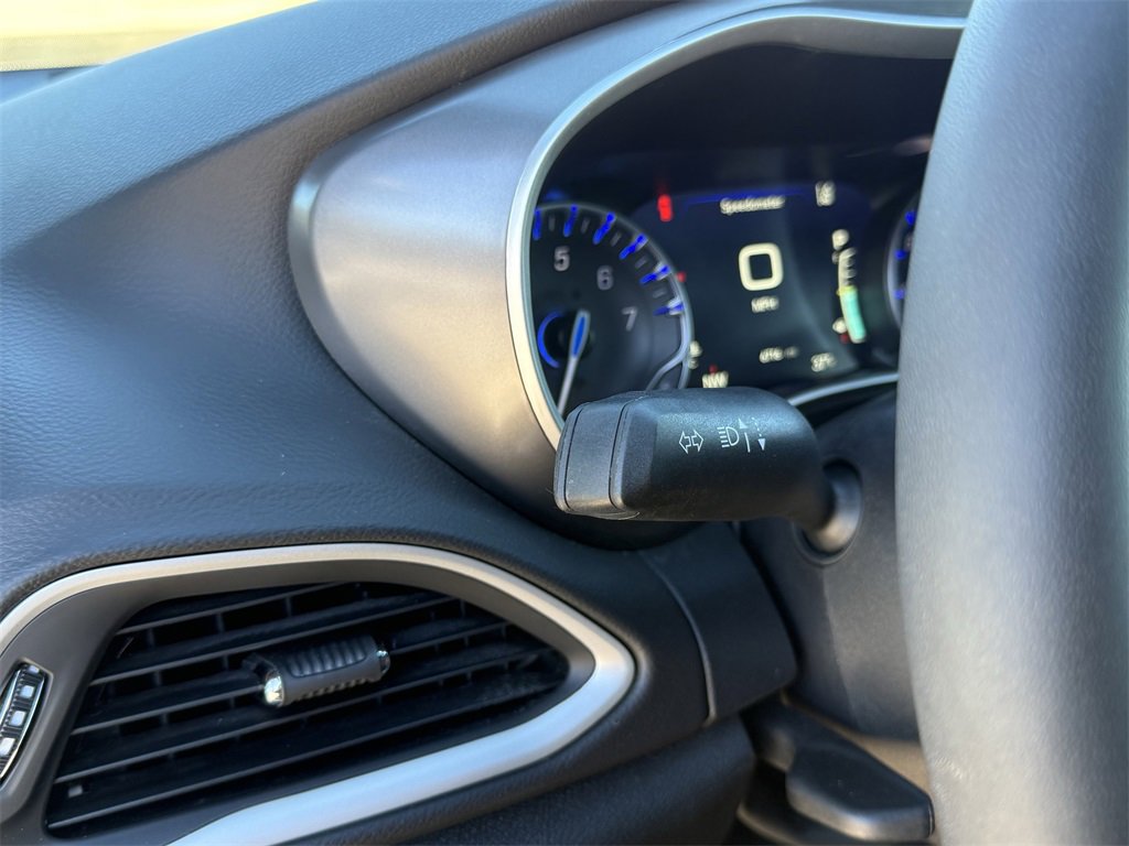 Used 2025 Chrysler Pacifica Select image 21